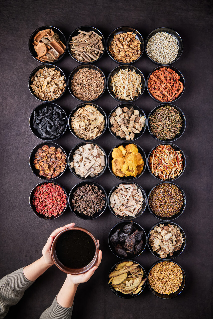 건향촌 흑염소 - 30여 가지 엄선된 한약재