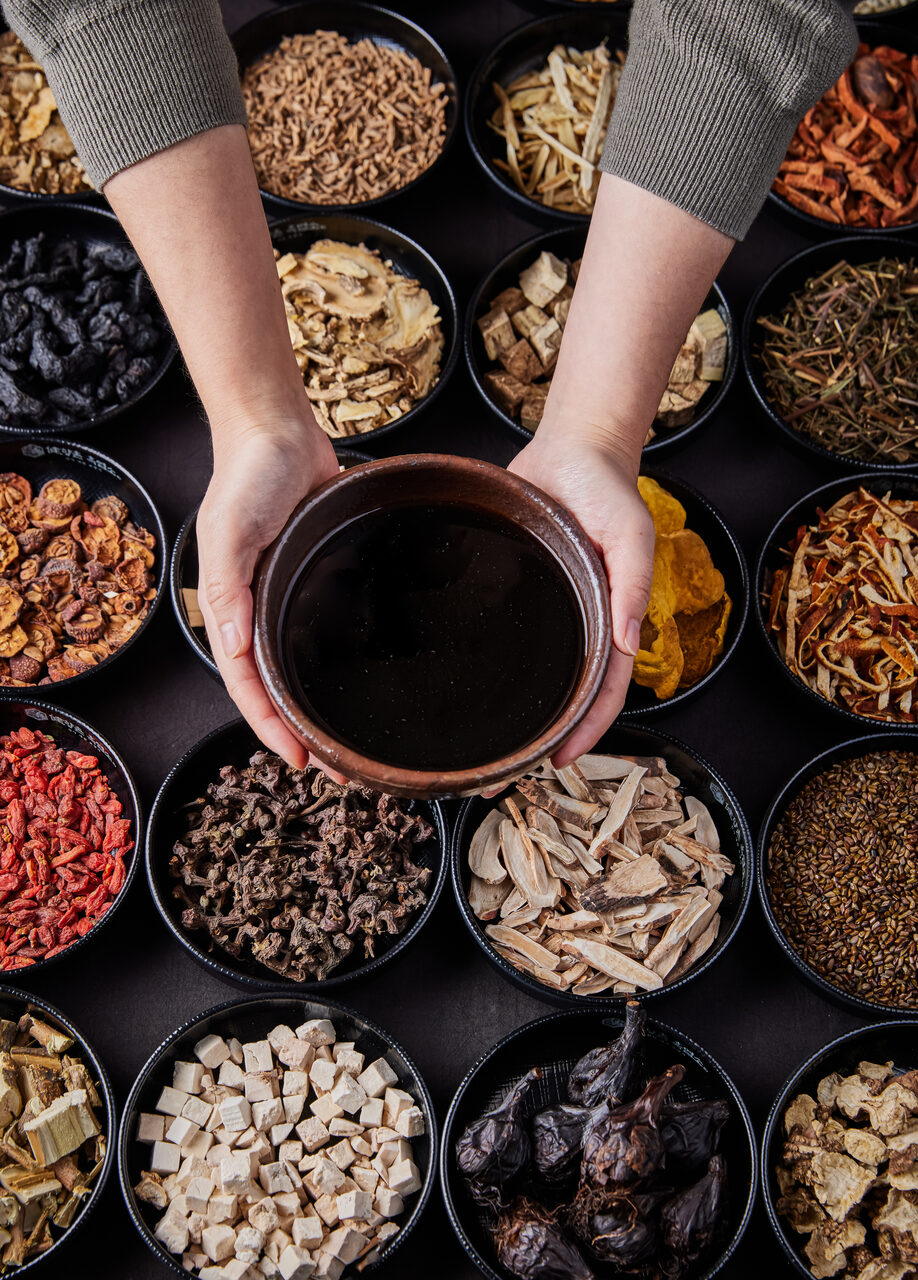 건향촌 흑염소 - 엄선된 한약재